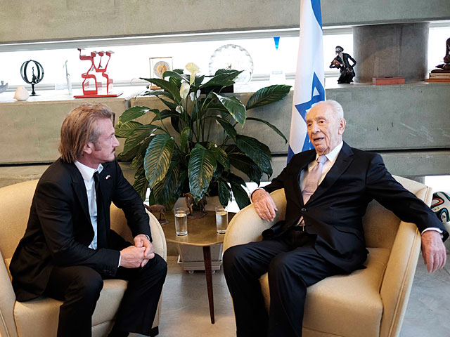 Голливудский актер, обладатель двух премий "Оскар" Шон Пенн встретился с бывшим президентом Израиля Шимоном Пересом