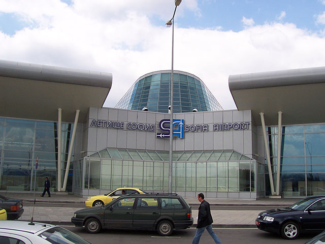 В аэропорту Софии обнаружен начиненный взрывчаткой микроавтобус  