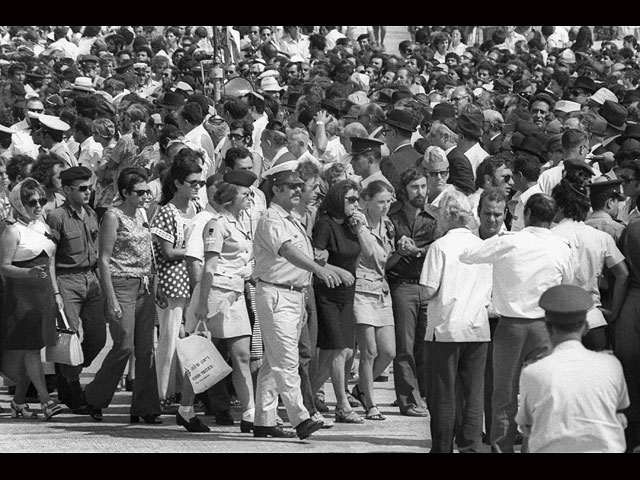 Скорбящие родственники 11 израильских спортсменов, убитых палестинскими боевиками на Олимпиаде в Мюнхене в международном аэропорту в Лоде. 7 сентября 1972, Израиль