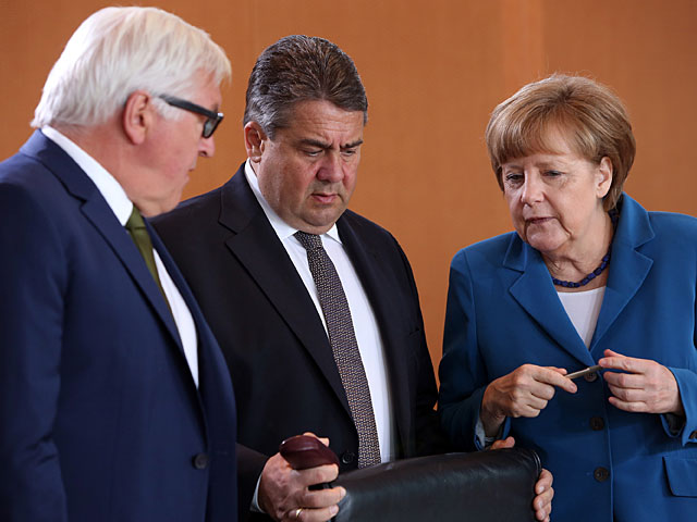 Министр иностранных дел Франк-Вальтер Штайнмайер, вице-канцлер и министр экономики и энергетики Зигмар Габриэль и канцлер Германии Ангела Меркель