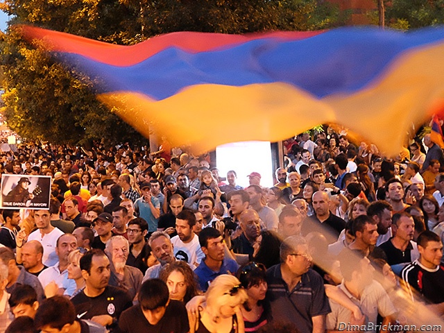 Армения проголосовала за передачу президентских полномочий премьер-министру  