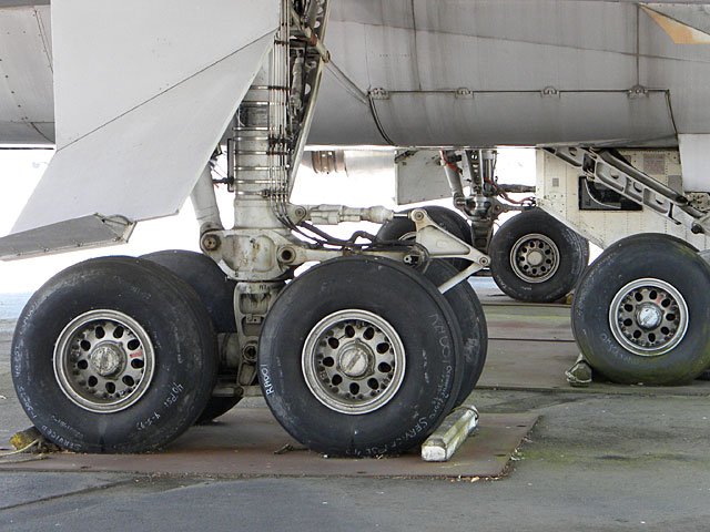 В Малайзии разыскивают владельцев трех грузовых самолетов, "забытых" в аэропорту  