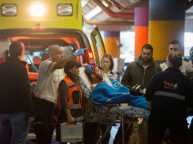 Медики доставили раненого солдата в медицинский центр Шаарей Цедек. ( декабря 2015 года