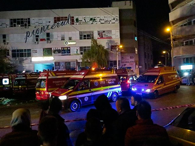 На месте пожара в клубе Colectiv. 30 октября 2015 года