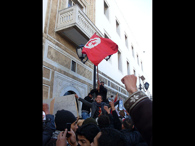 Демонстранты под Тунисским флагом, 23 января 2011
