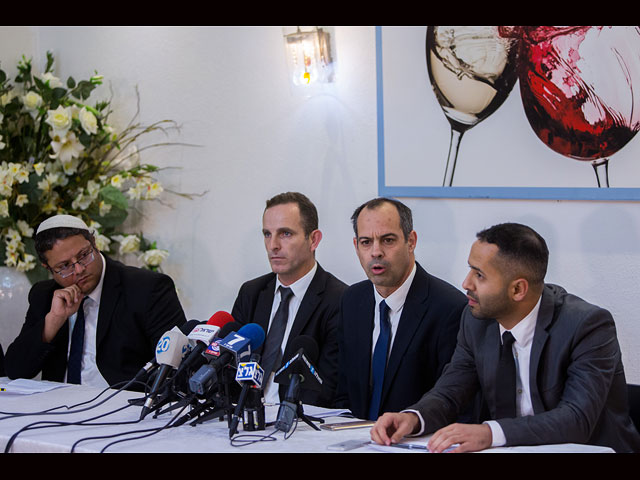 Адвокат Итамар Бен-Гвир, прокурор Дэвид Галеви, прокурор Ади Кейдар, и прокурор Авихай Хажби на пресс-конференции относительно расследования теракта в деревне Дума. Иерусалим, 17 декабря 2015 года