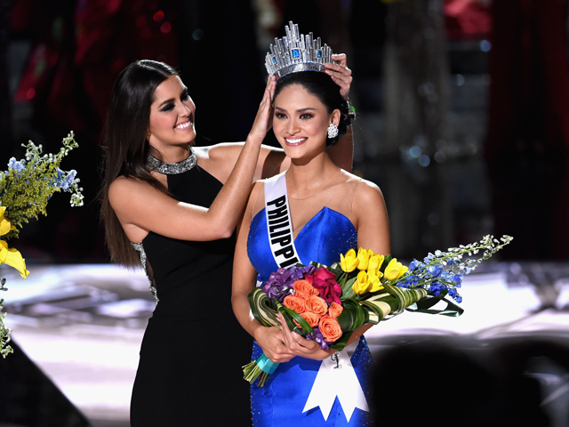 Корону "Мисс Вселенная" вручают "Мисс Филиппины"