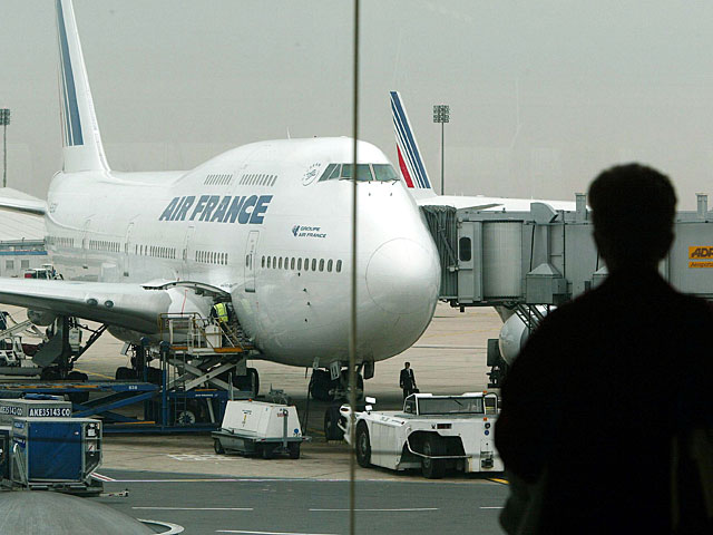 Задержаны два пассажира самолета Air France, совершившего экстренную посадку в связи с угрозой теракта