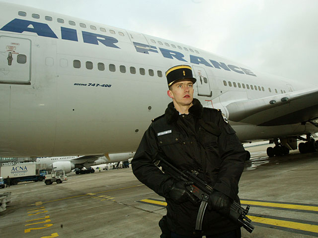 По делу о фальшивой бомбе на борту самолета Air France задержан французский полицейский  