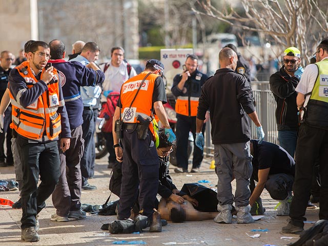 На месте теракта около Яффских ворот в Иерусалиме. 23 декабря 2015 года  