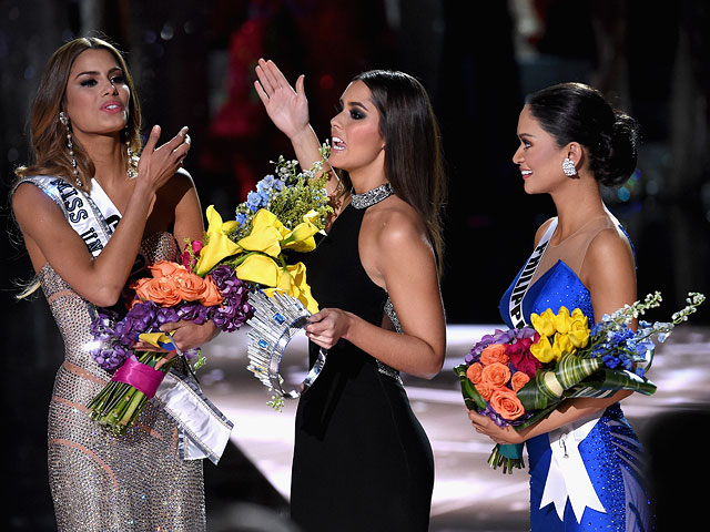 Ариадна Гутиерес (слева) на финале "Мисс Вселенная". 20 декабря 2015 года 