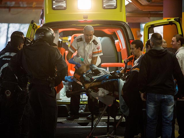 Госпитализация пострадавшего в результате теракта в Хевроне. 7 декабря 2015 года