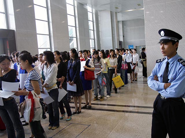 Кандидатки на работу стюардессами в китайских авиакомпаниях