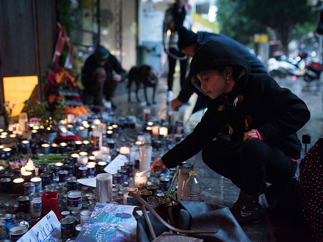 Мемориальные свечи на месте теракта на улице Дизенгоф, Тель Авив