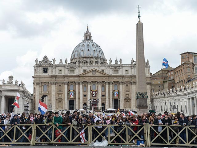 Ватикан заявил, что "юбилейная" обложка Charlie Hebdo оскорбляет верующих всех конфессий  