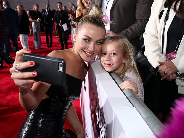  Джулианна Хью  на церемонии People's Choice Awards 2016