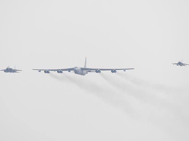 Бомбардировщик B-52 ВВС США над военной авиабазой Осан. 10 января 2016 года