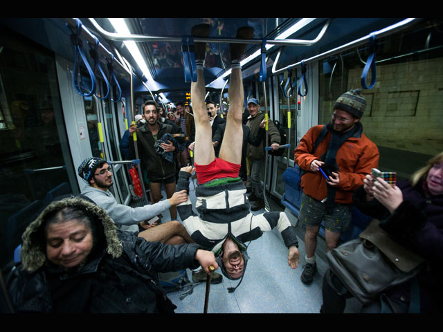 "День без штанов 2016" в иерусалимском трамвае 