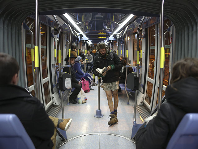 "День без штанов 2015" в иерусалимском трамвае 