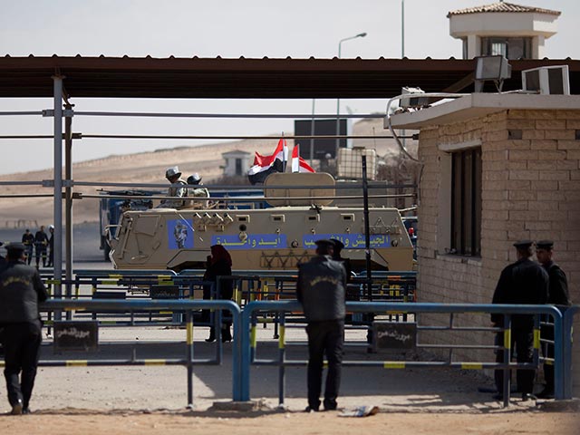 На Синае неизвестный открыл огонь по полицейским: пятеро погибших, трое раненых 