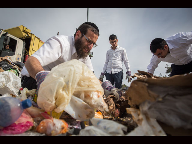 В Иерусалиме десятки "харедим" ищут в кучах мусора колечко с бриллиантом  