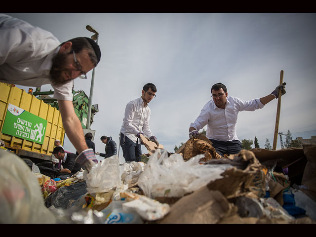 В Иерусалиме десятки "харедим" ищут в кучах мусора колечко с бриллиантом  