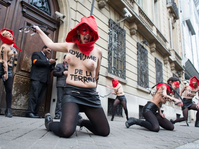 Акция FEMEN возле посольства Саудовской Аравии в Париже. 16 января 2015 года