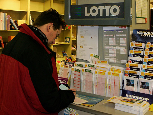 Британка, утверждавшая, что "постирала" счастливый билет Lotto, оказалась воровкой  