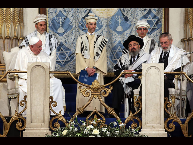 Папа Римский Франциск впервые посетил синагогу  