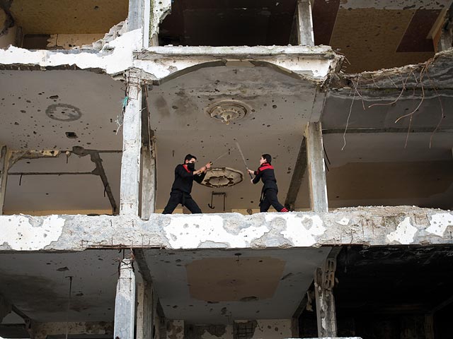 "Огнедышащие ниндзя" в Газе. Фотосессия среди руин