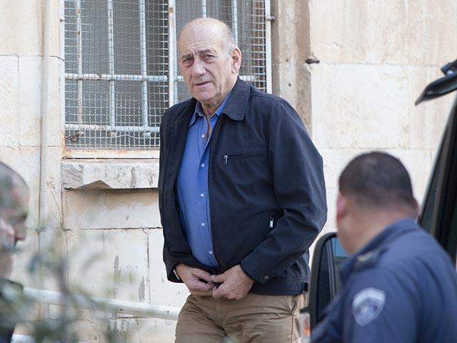 Эхуд Ольмерт у здания суда. 2 февраля 2016 года