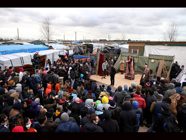 Лондонский "Глобус" показал "Гамлета" беженцам в Кале  