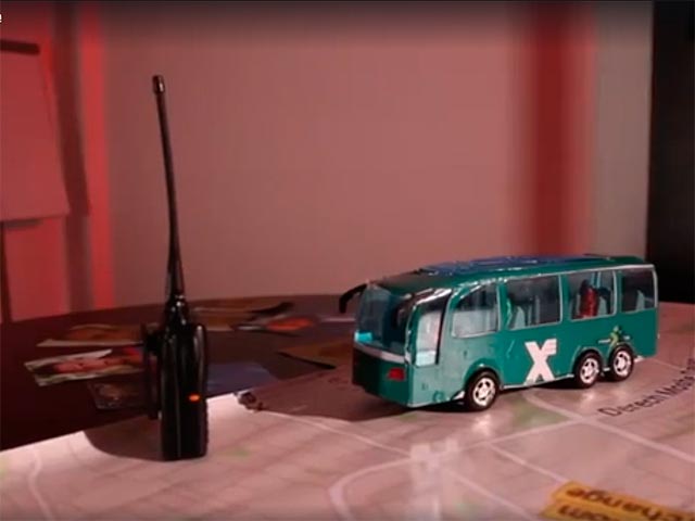 Кадр из клипа "Взлетающая крыша автобуса"