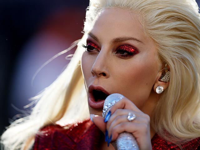 Lady GaGa на матче за титул чемпиона NFL