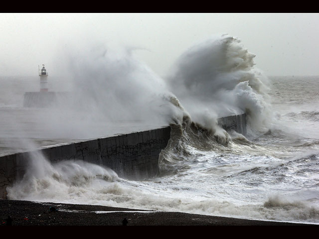 Зимний шторм "Имоджен" бушует у британских берегов  
