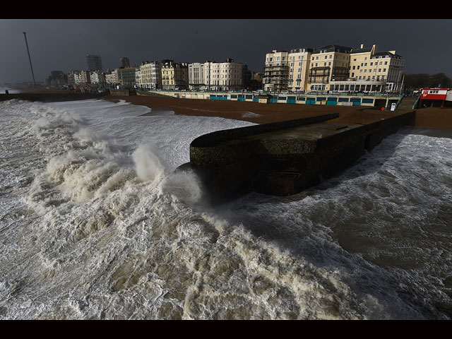 Зимний шторм "Имоджен" бушует у британских берегов  