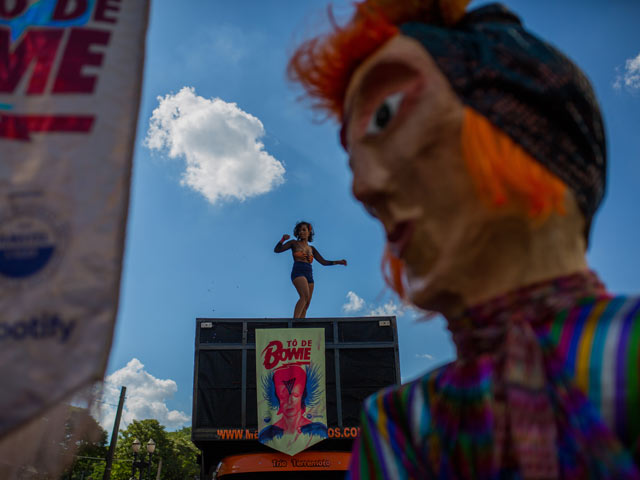 Карнавал в Сан-Паулу: уличный парад в память о Боуи