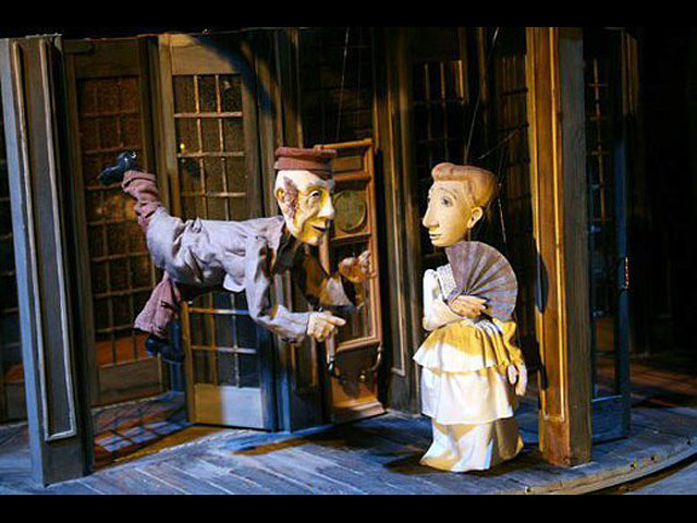Весной в Израиль впервые приезжает на гастроли пензенский кукольный театр, который покажет в нашей стране кукольный спектакль для взрослых по мотивам известной комедии А. П. Чехова "Медведь"