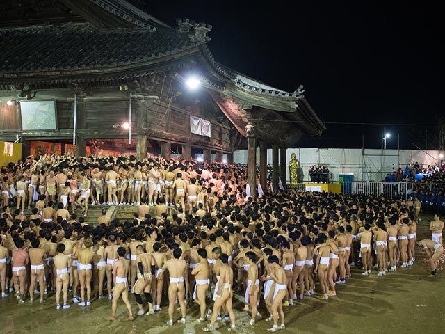 Фестиваль Хадака Мацури в храме Сайдайджи