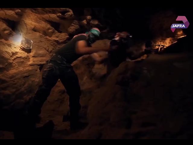 Боевик ХАМАС в туннеле
