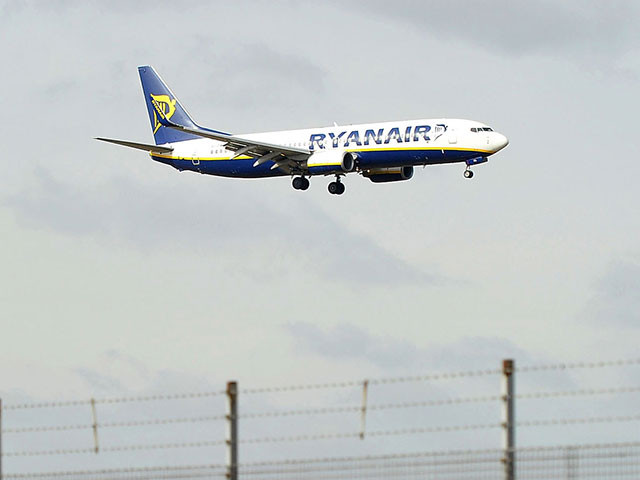Мальчишник на борту Ryanair вынудил экипаж отклониться от курса  