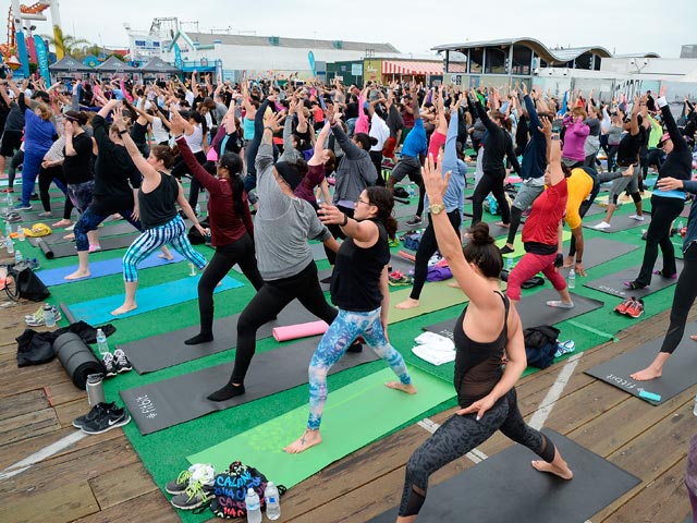 Тренировка на пляже в Калифорнии: йога для всех