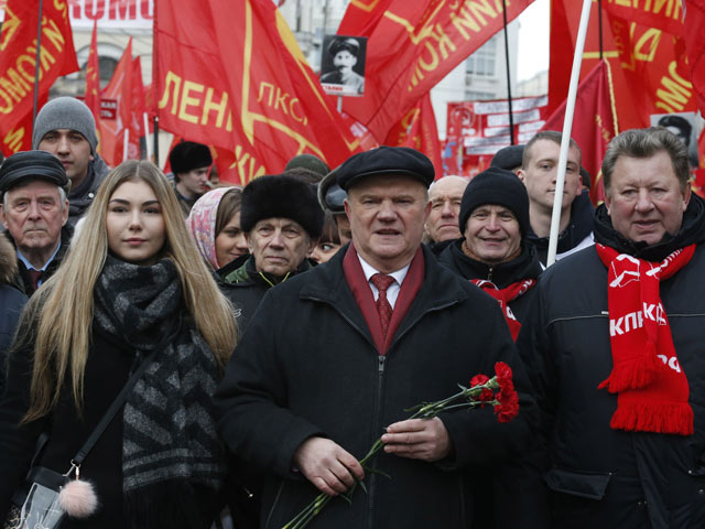 Марьяна Наумова рядом с Геннадием Зюгановым на демонстрации коммунистов 23 февраля 2016 года в Москве