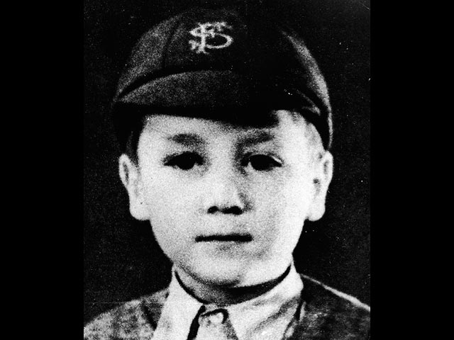 Джон Леннон в 1948 году
