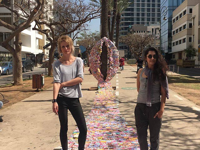 Саша Курбатова и Ванане Борян на на бульваре Ротшильд в Тель-Авиве. 8 марта 2016 года  