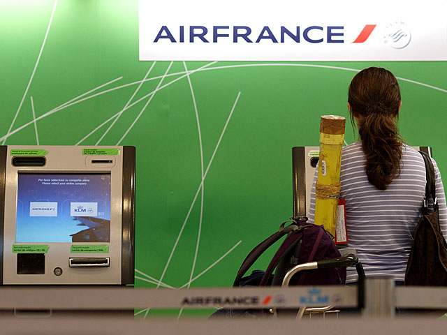Пассажирка Air France пронесла двухлетнего сына на борт в дорожной сумке  