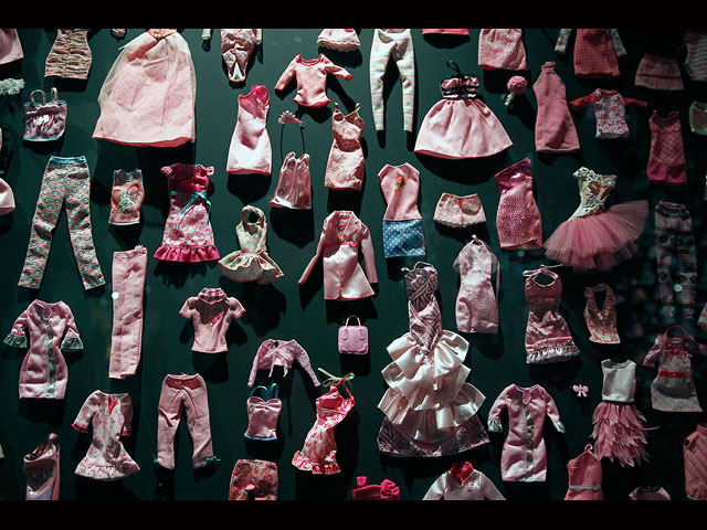 Выставка "Барби" в парижском музее: история всемирно известной куклы