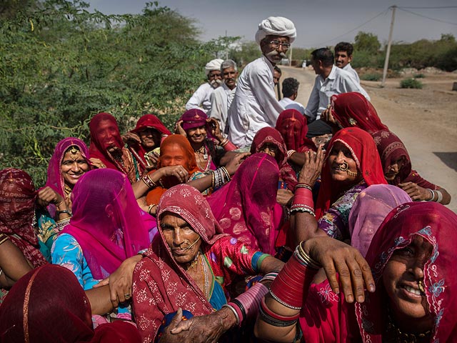 В Индии трактор, перевозивший людей, упал в глубокую яму: не менее 10 погибших  