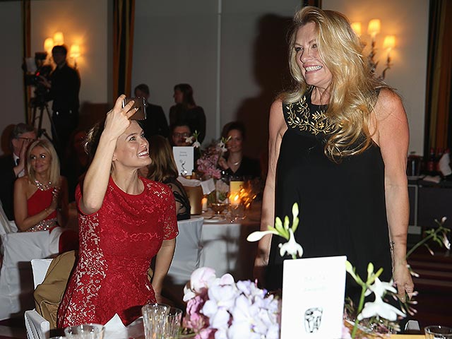 Бар Рафаэли с матерью на церемонии PEOPLE Style Awards