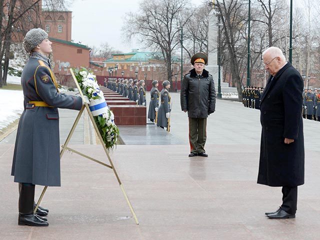 Реувен Ривлин у Могилы неизвестного солдата. Москва, 16 марта 2016 года
